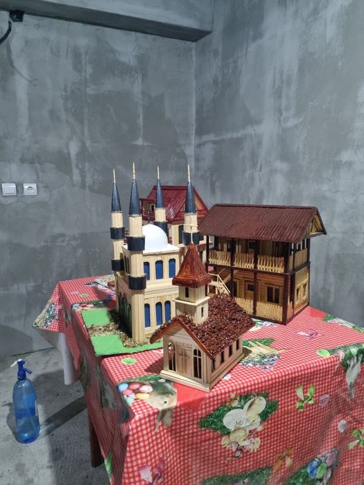 Vând  Miniaturi din lemn lucrate manual