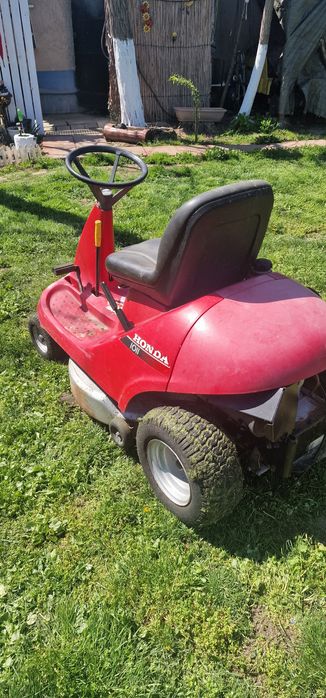 Tractoras honda de tuns iarba