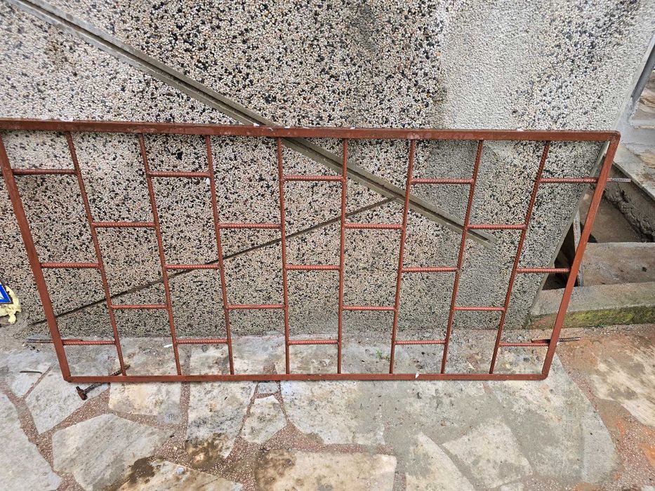 Решетки за прозорци за мазе и Парапети