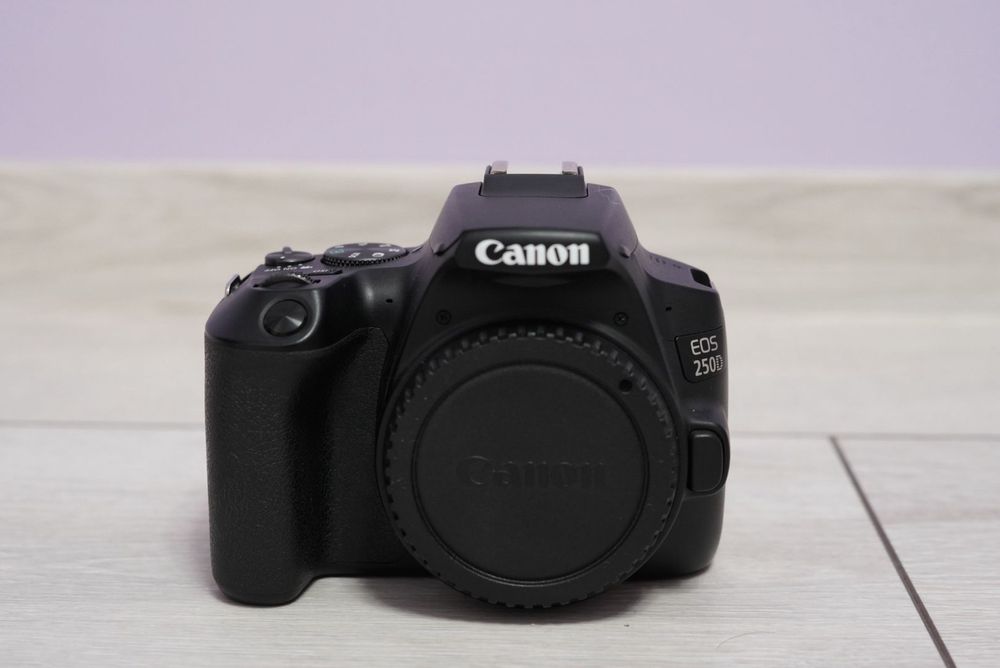 Canon 250D + китов обектив