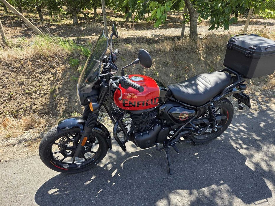 Vând Royal Enfield Hunter 350, model Rebel Red, în stare impecabilă.