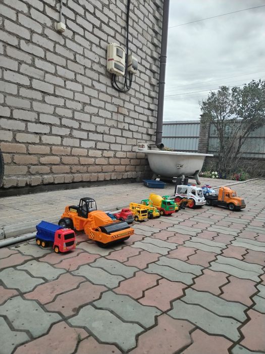 Продам игрушки, машинки