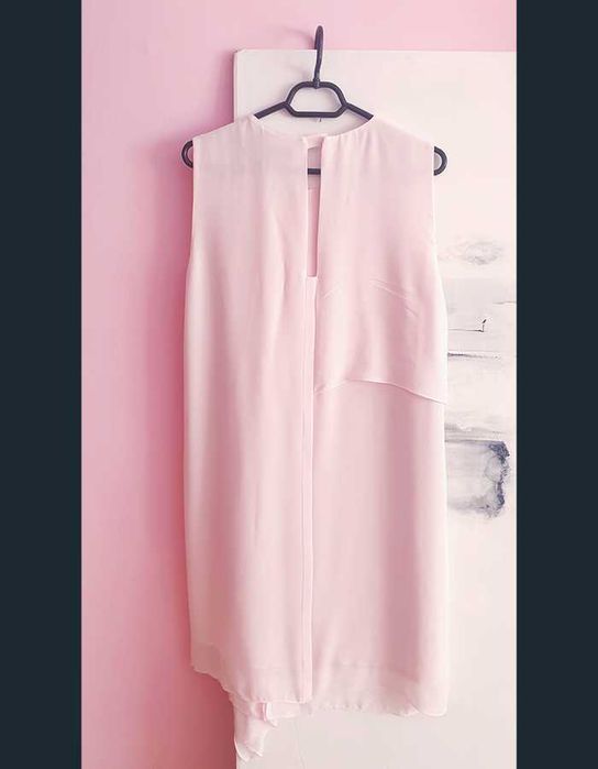 Рокля над коляното в нежно розово с воал на French Connection