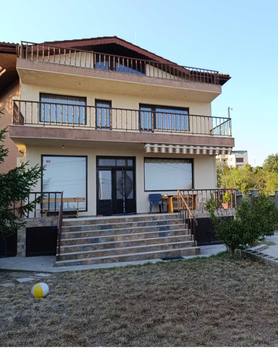 Продавам еднофамилна къща