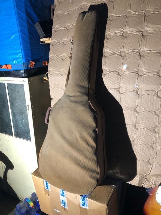 Vand aceasta chitara