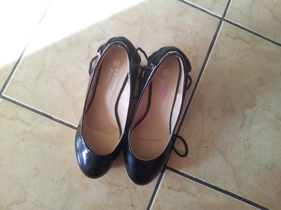 Pantofi cu talpa inalta