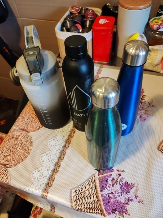 Termos de diferite capacități.