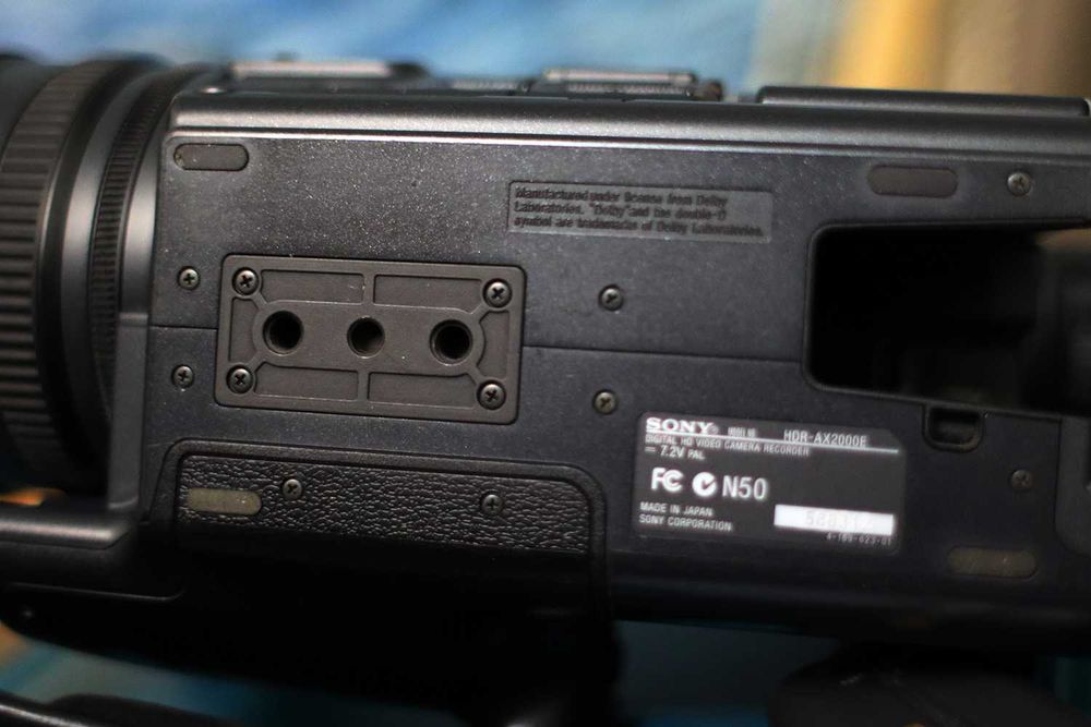 Профессиональня видеокамера Sony HDR-AX2000