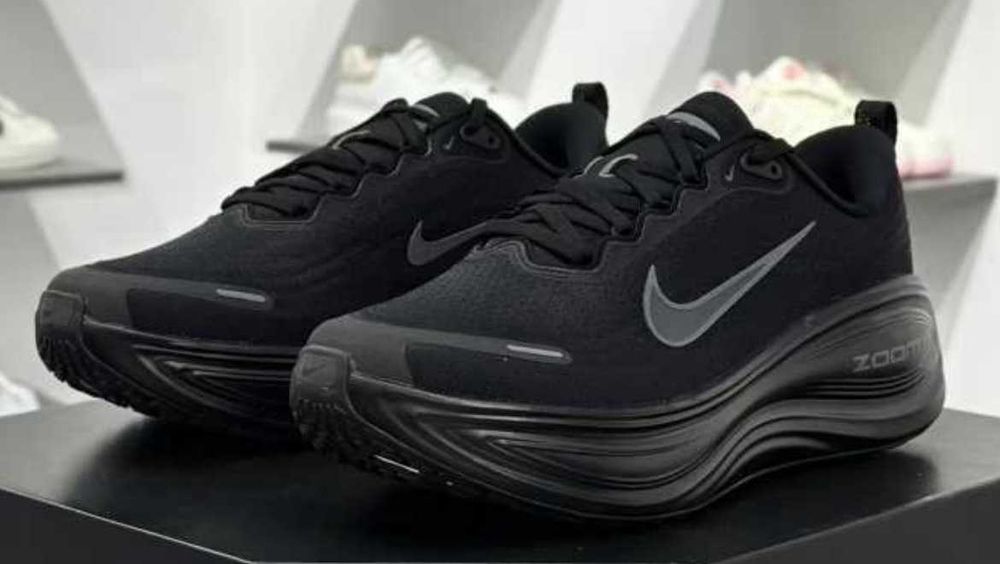 Продавам нови мъжки маратонки Nike Vomero Plus all black