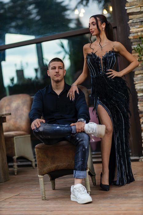 черна бална рокля с пера