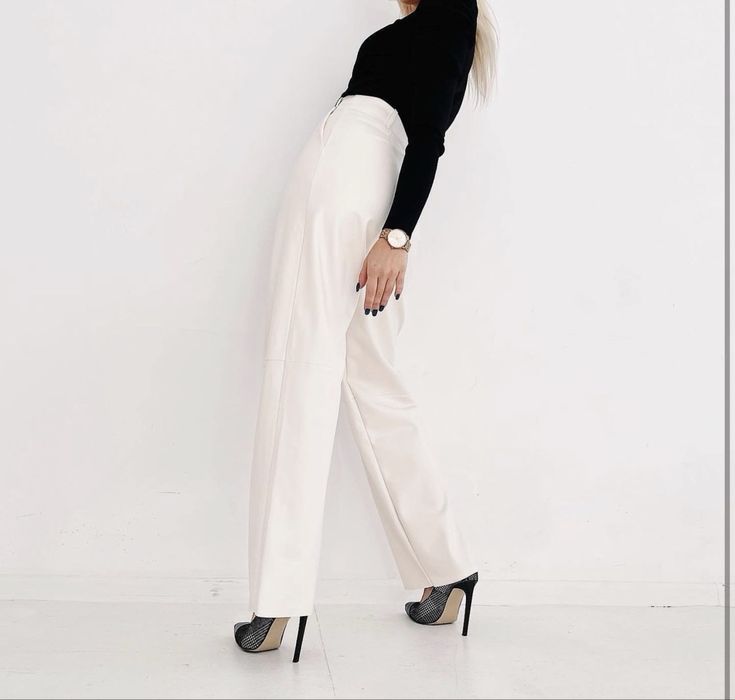 Продам брюки бежевые эко кожа