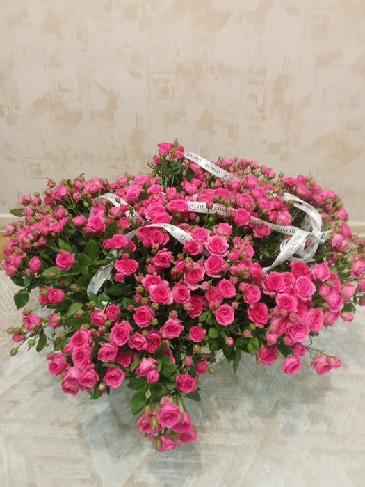 Кустовые розы в корзине