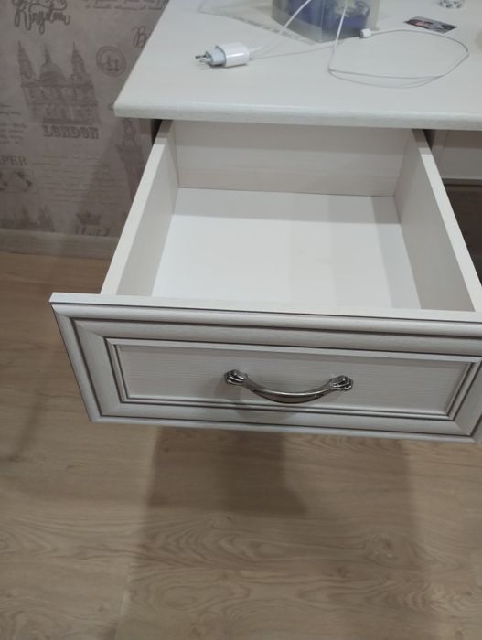 Продам шкаф и стол