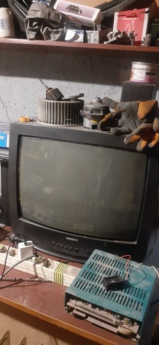 Телевизор с пультом