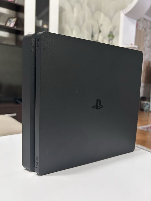 Playstation 4 с 2 контролера и акаунт с 6 дигитални игри и една на диск!