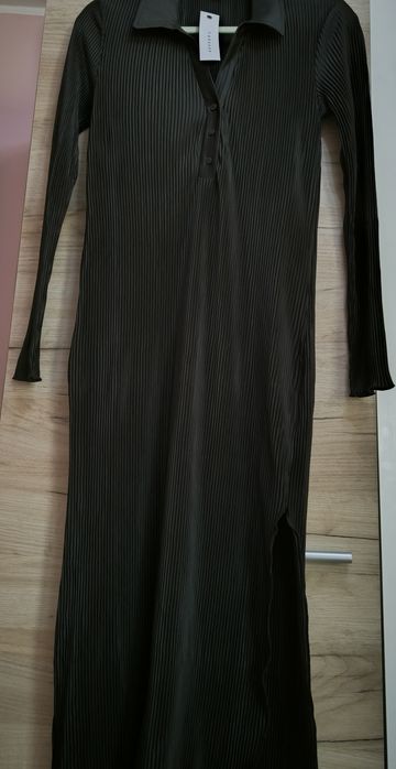 Rochie lunga superbă cu crăpătură pe picior, nouă