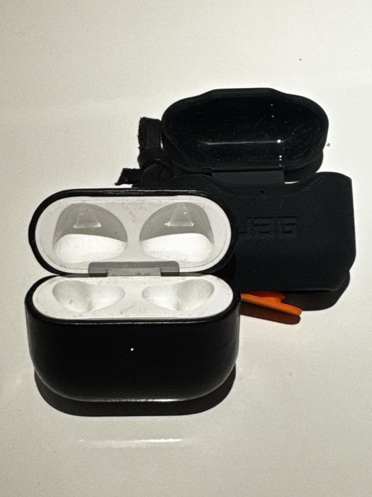 2 huse AirPods Gen 3 | Nomad și UAG • Stare buna