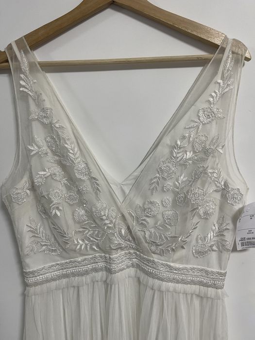 Бяла рокля.    .       .         .