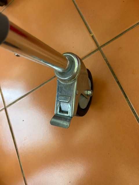 Scaun cu WC pentru persoane cu handicap.
