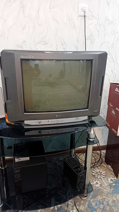 Televizor sotiladi