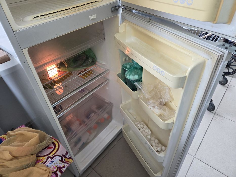 Продам холодильник большой вместительный