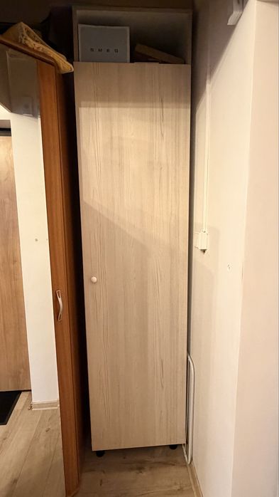Vand dulap de culoare deschisa