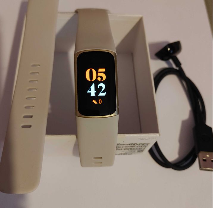 Bratara fitness FITBIT Charge 5 - alb