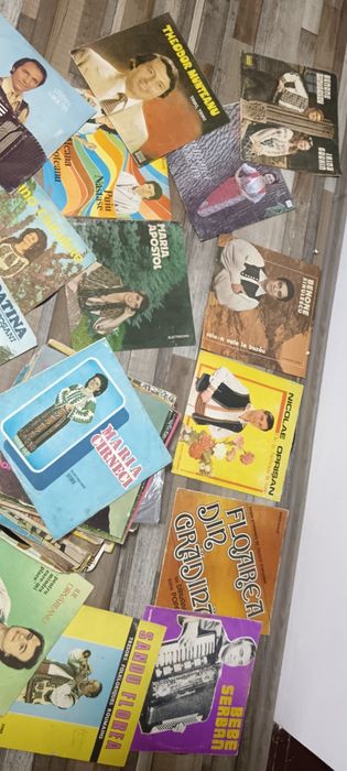 Vând plăci de vinil