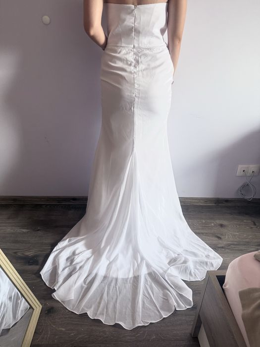 ЧИСТО НОВА Булчинска рокля - размер М.