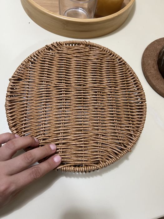 Поднос круглый плетеный