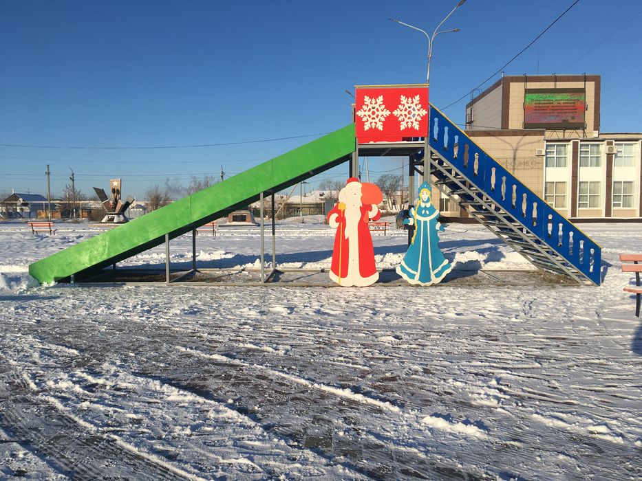 Горка новогодняя уличная