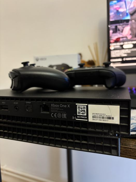 Vând Xbox One X 1tb