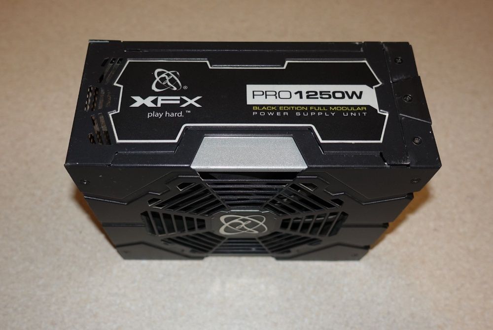Золотой блок питания XFX XPS-1250W-BEF мощностью 1250Вт