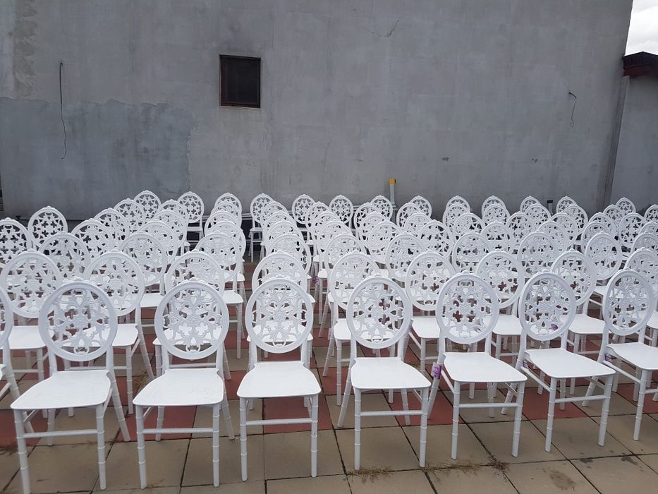 Vand scaune chiavari albe noi