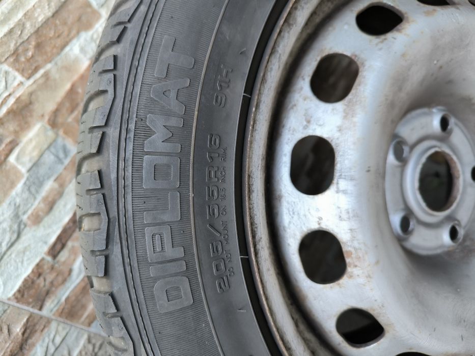 Vând set 4 cauciucuri + anvelope iarnă uzate VW Passat 
Vând set compl