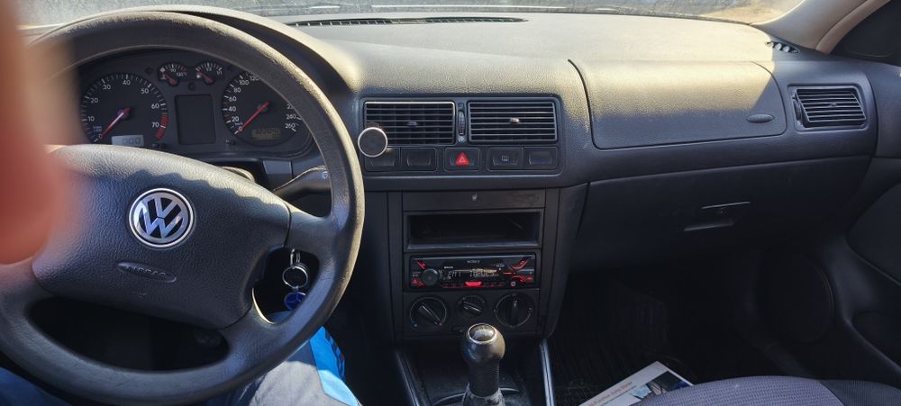 Golf 4  1.6 benzina 2001