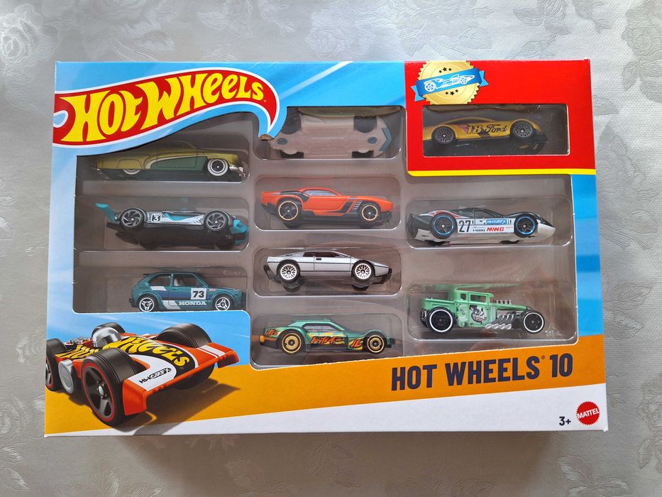 Комплект Hot wheels колички 10 броя, с количка FORD + FIAT 500