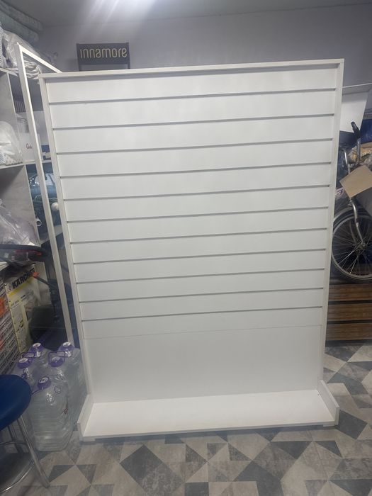 Торговый стелаж с перфопанельнью.