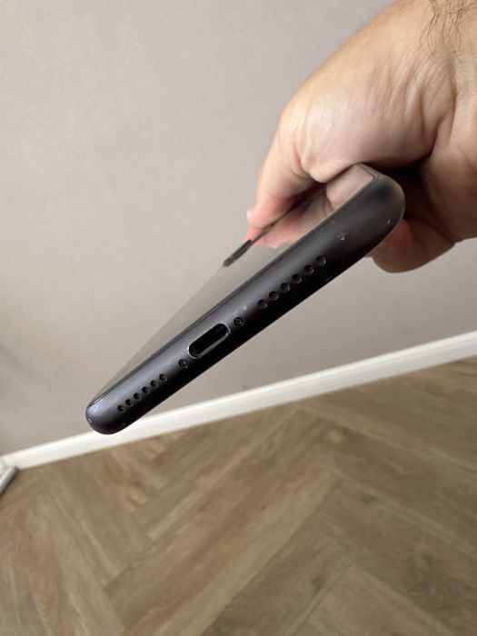 Iphone 11 black.