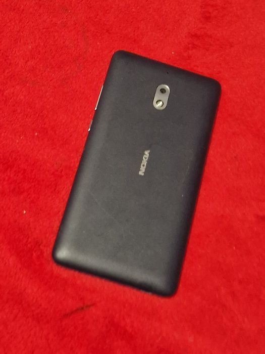 Telefon Nokia cu touchscreen si încărcător.  Nu pornește