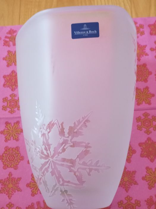 Vaza Cristal masiv- Villeroy&Boch-gravura florala cu fulgi de nea -Nou