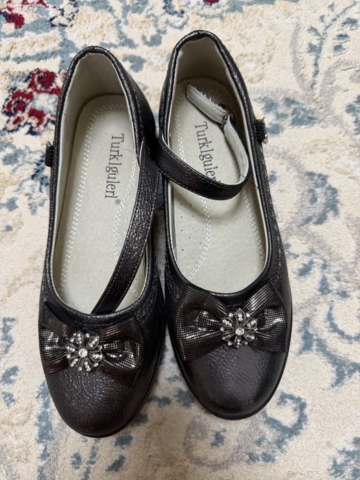 Продам туфли новые для девочки