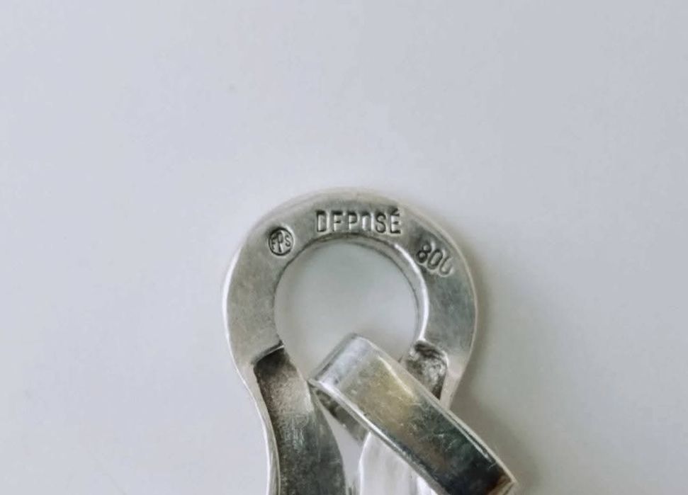 Vechi pandantiv din argint de 800, Depose cu piatra ametist
Proveni