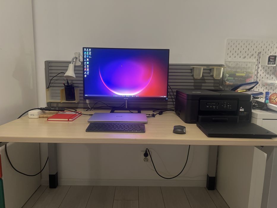 Birou office 140x80 cm cu parvan metalic si suport cabluri