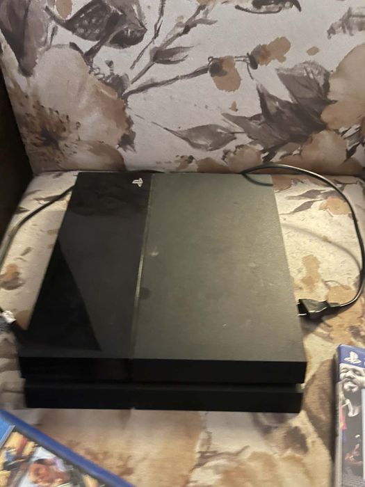 Vand Playstation 4 + Controller