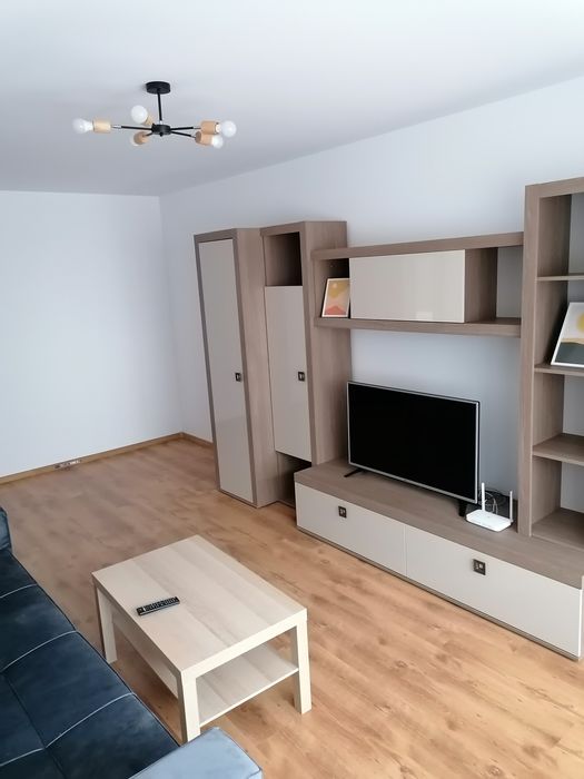 vand apartament 2 camere decomandat et.1 cu parcare privata