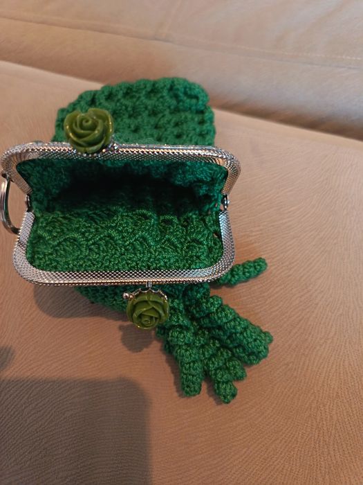 Portofel verde cu breloc croșetate nou