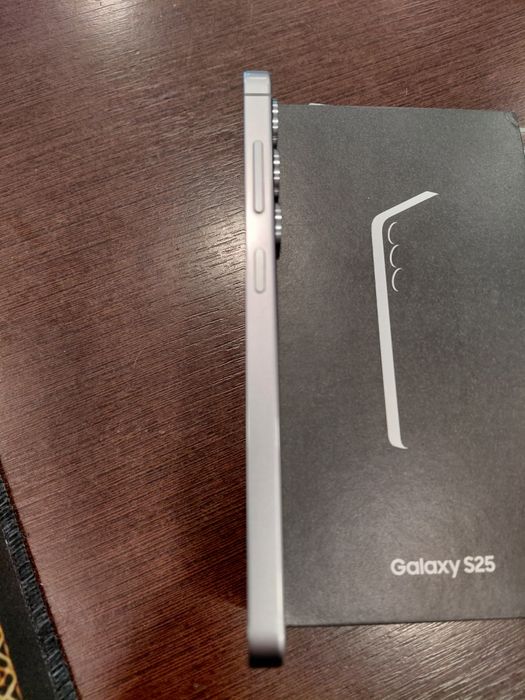 Продавам Samsung Galaxy S25 256GB – Silver Shadow