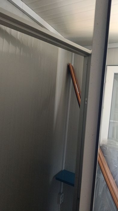 Продавам 3 броя врати с каси, 2 интериорни и 1 метална