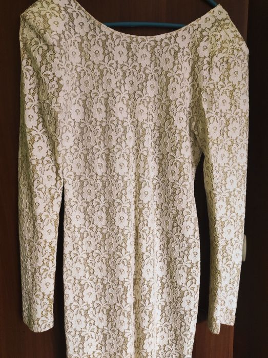 Дълга елегантна вечерна рокля с дантела и злато